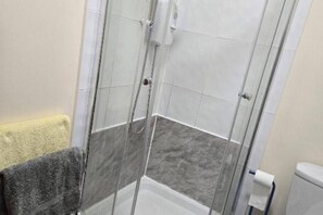 Shower - Glams 2beds luxury stylish apartment (Wolverhampton)