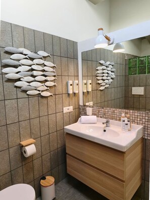 Shower, hair dryer - Colonial House - A contemporary design structure that respects the local architecture (San Pantaleo)