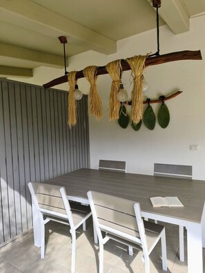 Outdoor dining - Colonial House - A contemporary design structure that respects the local architecture (San Pantaleo)