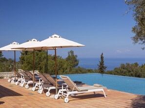 A heated pool - Villa Borsa: Secluded Retreat with Sea Views, Gym and near famous beaches (Lefkada)