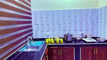 Frigorífico, hervidor eléctrico y papel de cocina