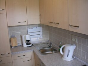 Fridge, microwave, oven, stovetop - Holiday Home 'Alder, 70qm, Garten' with Private Terrace, Private Garden and Wi-Fi (Wangerland)