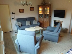 TV, DVD player, stereo - Holiday Home 'Alder, 70qm, Garten' with Private Terrace, Private Garden and Wi-Fi (Wangerland)