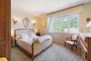 Iron/ironing board, bed sheets - Apartment 'Duplex Saint Jean' with Mountain View (Saint-Jean-de-Maurienne)