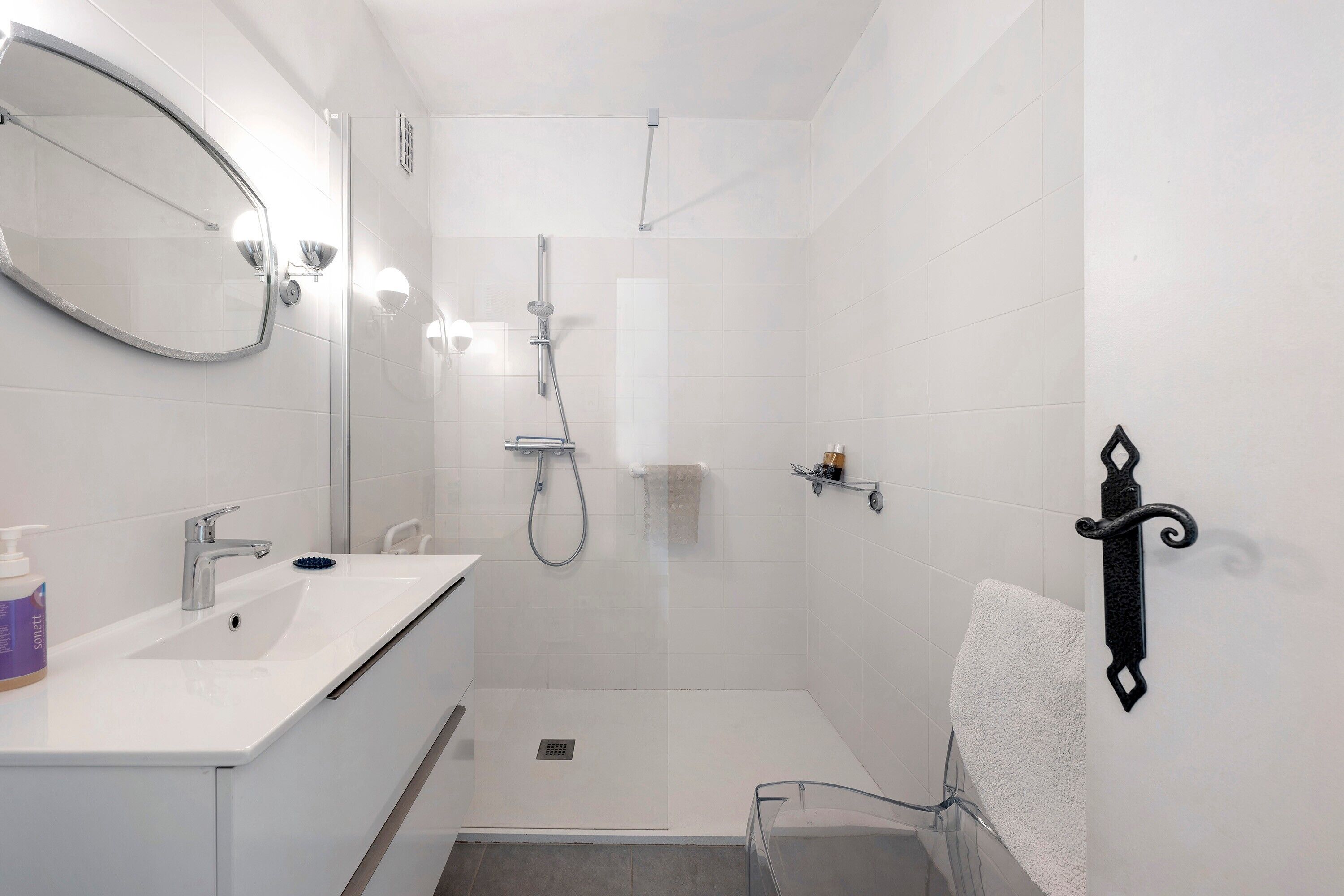 Een douche, een haardroger, handdoeken