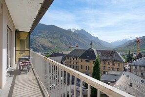Ein Balkon mit Blick auf eine Stadt und Berge.