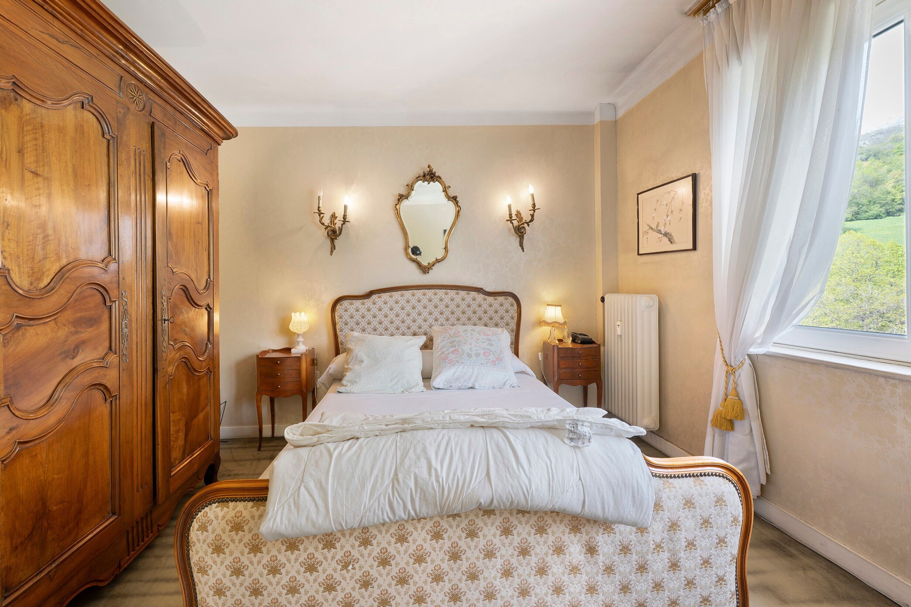 Iron/ironing board, bed sheets