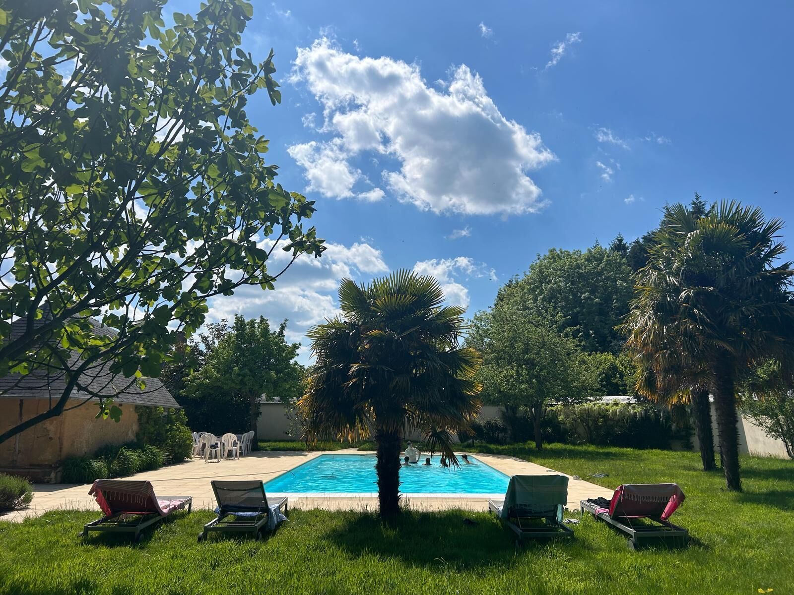Utomhuspool och uppvärmd pool