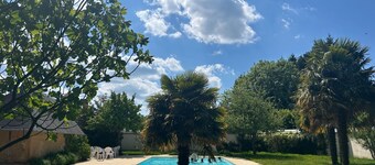 Large family home - Swimming pool - Tennis court - 7km from beaches