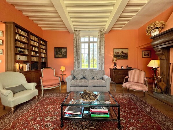 Télévision, table de tennis de table, livres