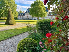 Property grounds - Large family home - Swimming pool - Tennis court - 7km from beaches (Petit - Caux)