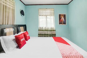 A bedroom with a bed, a window with curtains, a wall-mounted clock, and a framed picture. - OYO Homes 91148 Homesstay Desa Wisata Bahoi Near Ekowisata Mangrove Desa Bahoi (Bahoi)