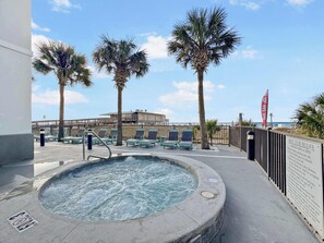 Outdoor spa tub - Seawind 1602 Oceanfront (Gulf Shores)
