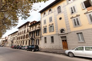 A row of parked cars along a street with multi-story buildings featuring balconies and shutters. - Apartment just a few meters from the historic district of San Frediano in Florence! (Firenze)