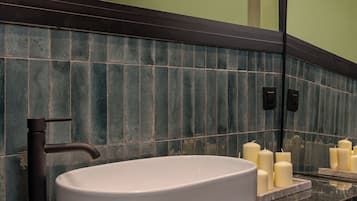 Apartament Deluxe, 1 dormitori | Bany | Assecador de cabells, tovalloles i paper higiènic