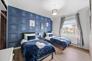 2 bedrooms, iron/ironing board, free WiFi - Cosy 2 Bed 5 Guests Garden Parking-wifi & Netflix (London)