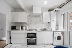 Fridge - Cosy 2 Bed 5 Guests Garden Parking-wifi & Netflix (London)