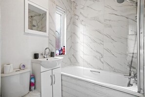Shower, hair dryer - Cosy 2 Bed 5 Guests Garden Parking-wifi & Netflix (London)