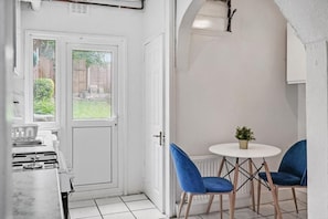 Fridge - Cosy 2 Bed 5 Guests Garden Parking-wifi & Netflix (London)