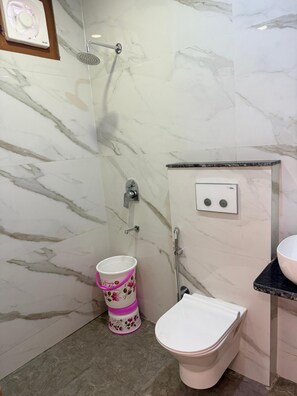 Habitación de lujo doble | Baño | Ducha, toallas, jabón y champú