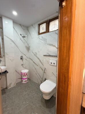Bathroom - Hotel Amba Deluxe (New Delhi)