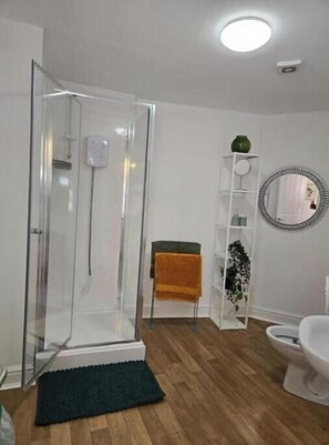 Shower, hair dryer, towels, soap - Glams Luxury Flat : Spacious, Stylish Comfort in Wolverhampton (Wolverhampton)