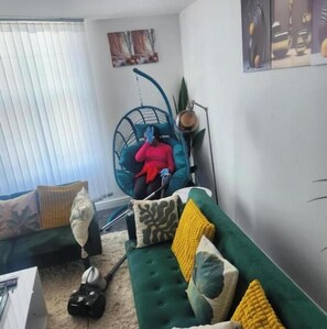 Living area - Glams Luxury Flat : Spacious, Stylish Comfort in Wolverhampton (Wolverhampton)