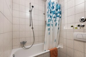 Dusche, Haartrockner, Handtücher