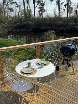 Outdoor dining - Nature Dome & Jacuzzi at Blue Grass Ranch (Bischoffsheim)