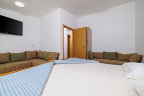 3 bedrooms, free WiFi, bed sheets - Apartment for 4-6 persons in Crikvenica with sea view and balcony (Crikvenica)