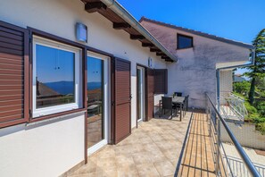 Outdoor dining - Apartment for 4-6 persons in Crikvenica with sea view and balcony (Crikvenica)