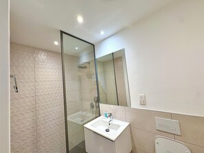 Deluxe Studio, City View | Bathroom - Happy Homes At The Bantree (Accra)
