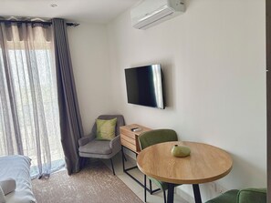 Studio Deluks, pemandangan kota