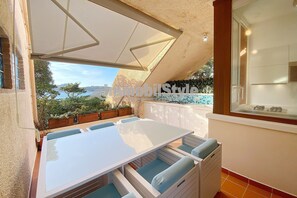 Outdoor dining - Bay beach apartment (Santa Teresa Gallura)
