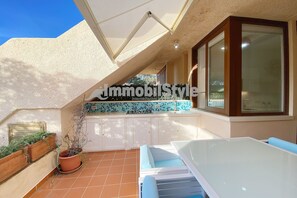 Outdoor dining - Bay beach apartment (Santa Reparata)