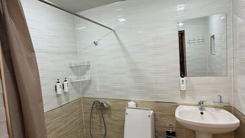 Quarto triplo básico | Banheiro
