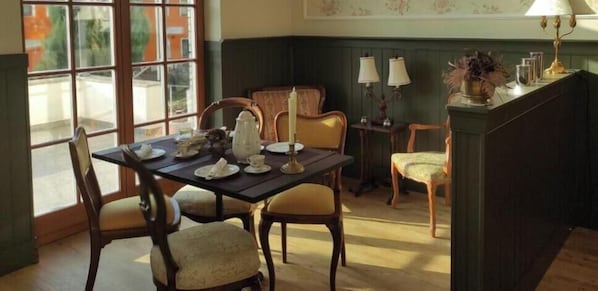 ห้องแฟมิลี่ทริปเปิล, ระเบียง, วิวสวน | ร้านอาหาร