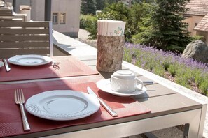 Familien-Vierbettzimmer, Gartenblick | Speisen im Freien