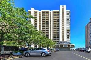 Exterior - Bright, comfortable 2 bedroom oceanfront condo with free WiFi, coastal decor, and an amazing view of the ocean from the balcony located uptown mere steps to the beach! (Ocean City)