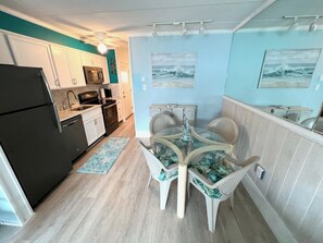 Dining - Lovely one Bedroom ocean block closer to Downtown Ocean City (Ocean City)