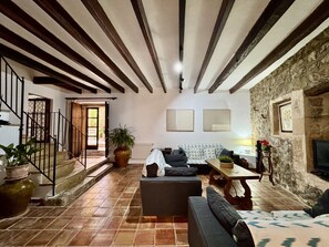 DVD player - A Charming terraced house in the heart of Pollensa, in the Escaleras del Calvario area, with a large swimming pool. (Pollensa / Pollença)