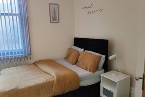 Iron/ironing board, WiFi, bed sheets - glamsflat troccadero (Wolverhampton)
