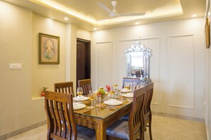 Deluxe-Villa, Gartenblick | Speisen