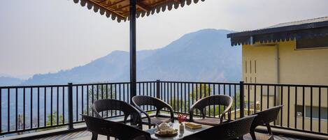 Deluxe Villa, Garden View | Outdoor dining