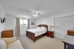 2 bedrooms, desk, iron/ironing board, WiFi - Coastal 2BR Retreat – Walk to the Beach (Lauderdale-by-the-Sea)