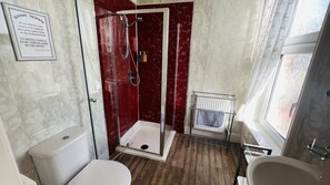 Camera Deluxe, vista mare | Bagno | Doccia, asciugacapelli, asciugamani, sapone