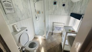 Comfort Double Room, Sea View | Bathroom | Shower, hair dryer, towels, soap - Clarence House  (Skegness)