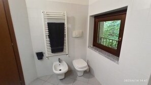Shower, hair dryer, towels - Holiday Home 'Villa Cielo Lake Como' with Lake View, Private Terrace and Wi-Fi (Como)