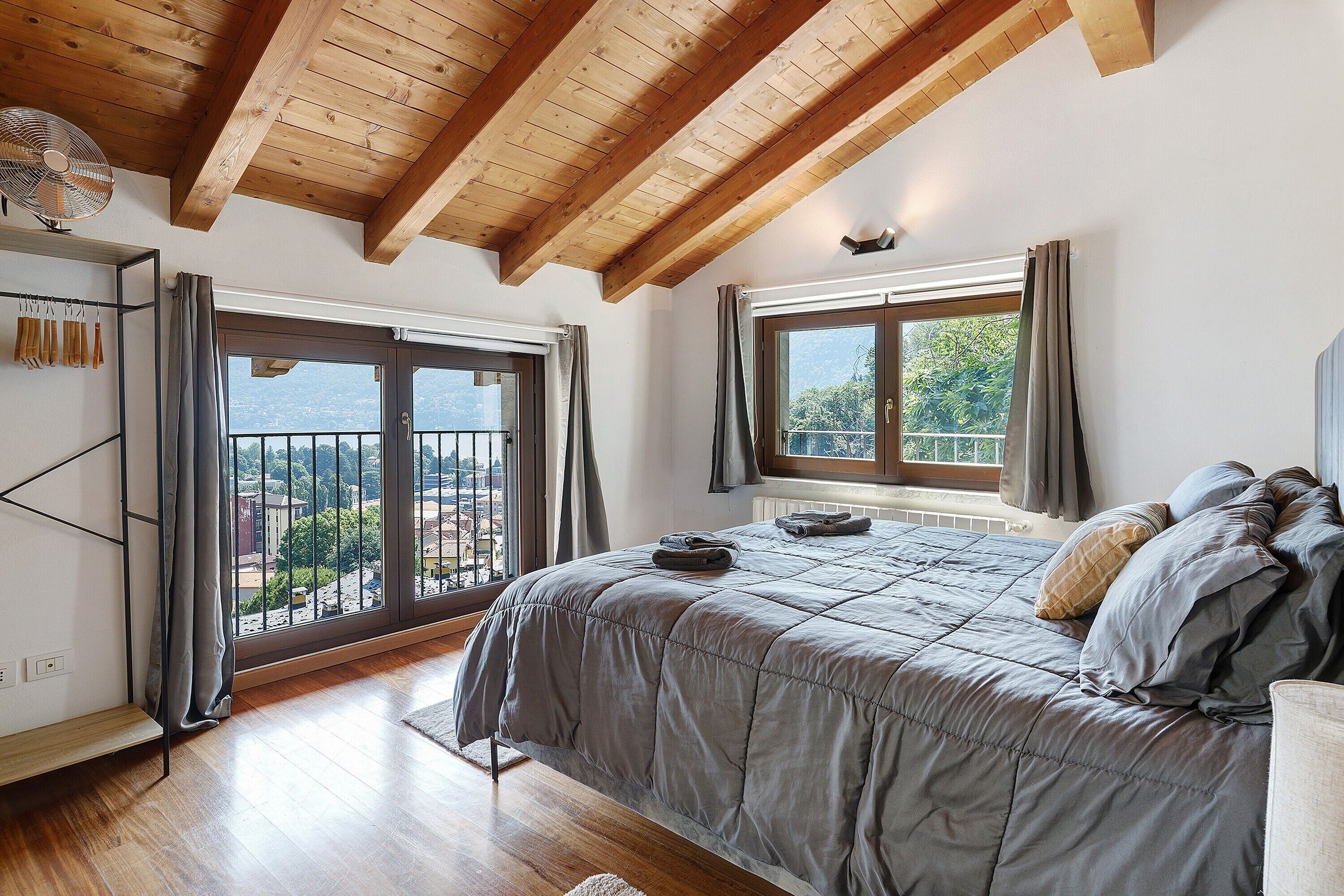 5 bedrooms, iron/ironing board, WiFi, bed sheets