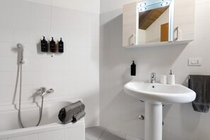 Shower, hair dryer, towels - Holiday Home 'Villa Cielo Lake Como' with Lake View, Private Terrace and Wi-Fi (Como)